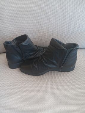 Maine Woods Black Leather Ankle Boots Size 5.5 Side Zipper
